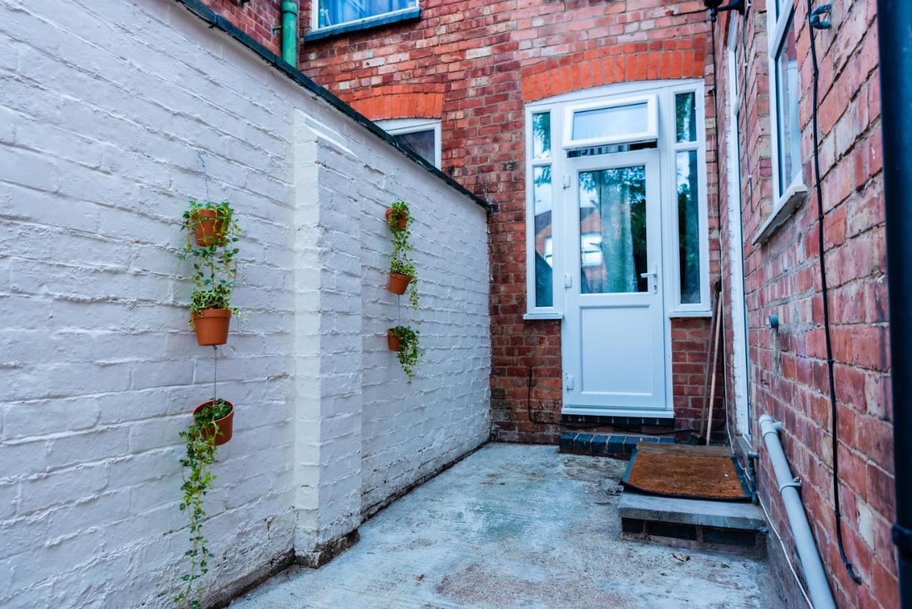 The Private Villa, Northampton Centre, 9 Beds, 5 Bedrooms, Sleeps 12 Exterior photo