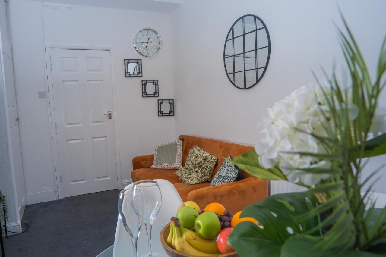 The Private Villa, Northampton Centre, 9 Beds, 5 Bedrooms, Sleeps 12 Exterior photo