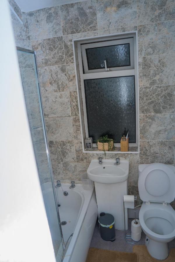 The Private Villa, Northampton Centre, 9 Beds, 5 Bedrooms, Sleeps 12 Exterior photo