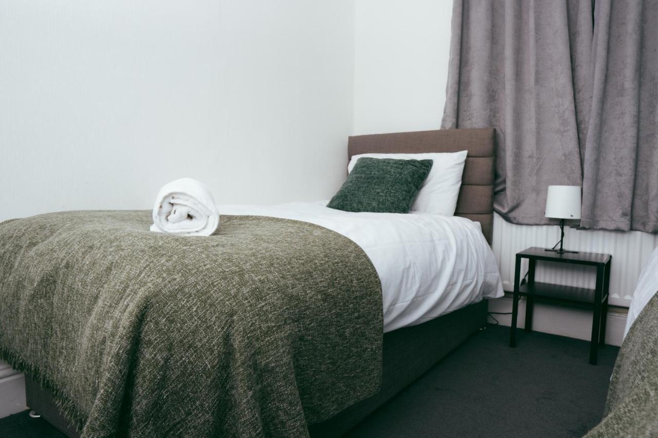 The Private Villa, Northampton Centre, 9 Beds, 5 Bedrooms, Sleeps 12 Exterior photo