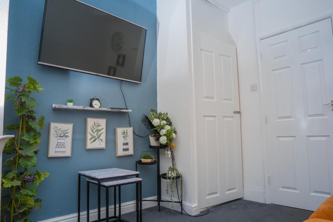 The Private Villa, Northampton Centre, 9 Beds, 5 Bedrooms, Sleeps 12 Exterior photo