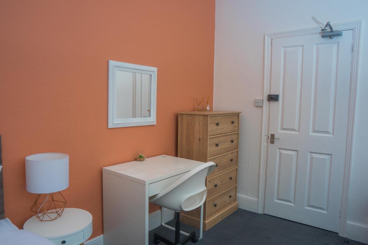 The Private Villa, Northampton Centre, 9 Beds, 5 Bedrooms, Sleeps 12 Exterior photo