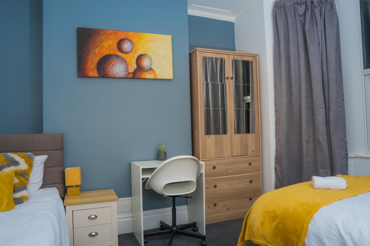 The Private Villa, Northampton Centre, 9 Beds, 5 Bedrooms, Sleeps 12 Exterior photo
